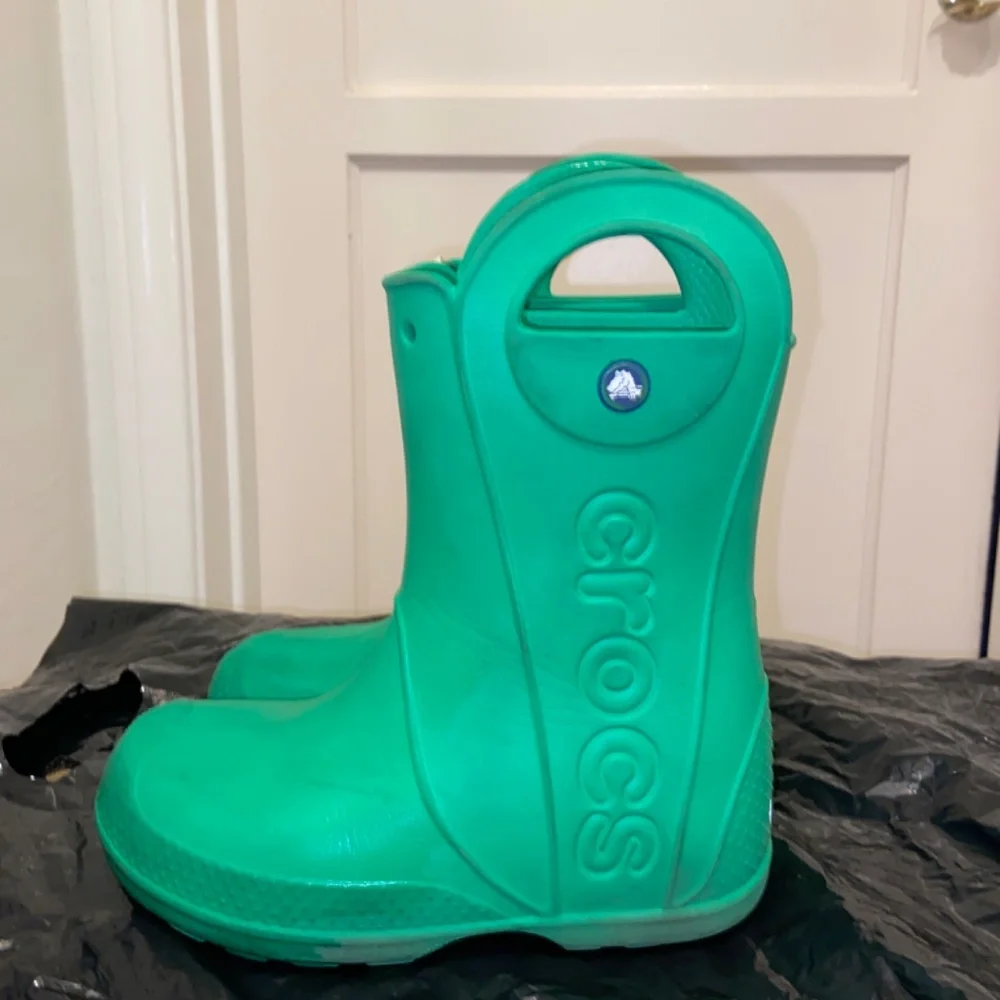 BOY’S CROCS GREEN HANDLE IT RAIN BOOTS SZ J1 PULL ON LIGHTWEIGHT COMFY